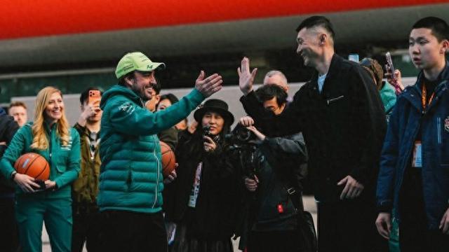 开云体育app-王牌对王牌！上海球迷挂念的刘炜和F1世界冠军阿隆索打篮球，谁会赢？